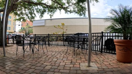Téléchargez les photos : Lakeland, Fla États-Unis - 03 16 24 : Patio d'un restaurant regardant la circulation - en image libre de droit