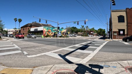 Téléchargez les photos : Lakeland, Fla États-Unis - 03 16 24 : Trafic à une intersection à 4 voies ciel bleu clair - en image libre de droit