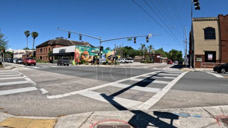 Foto de Lakeland, Fla USA - 03 16 24: Despejar el tráfico de la calle en una intersección de 4 vías cielo azul claro en Florida Ave - Imagen libre de derechos