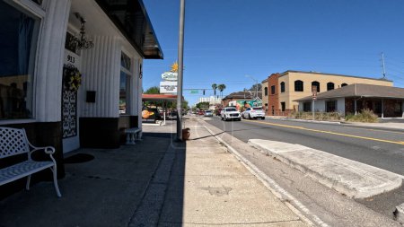 Téléchargez les photos : Lakeland, Fla États-Unis - 03 16 24 : Vue latérale Trafic à une intersection à 4 sens ciel bleu clair sur Florida Ave - en image libre de droit