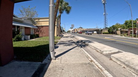 Téléchargez les photos : Lakeland, Fla États-Unis - 03 16 24 : Devant un trottoir et un magasin vintage et des palmiers sur Florida Ave - en image libre de droit