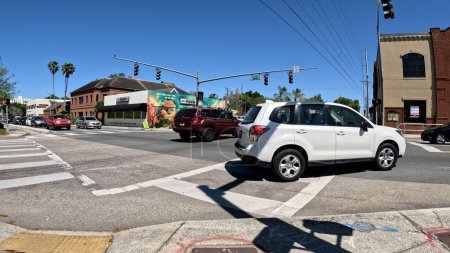Téléchargez les photos : Lakeland, Floride États-Unis - 03 16 24 : Gros plan Trafic à une intersection à 4 sens ciel bleu clair sur Florida Ave - en image libre de droit