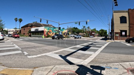 Foto de Lakeland, Fla USA - 03 16 24: Luz verde Tráfico en una intersección de 4 vías cielo azul claro en Florida Ave - Imagen libre de derechos