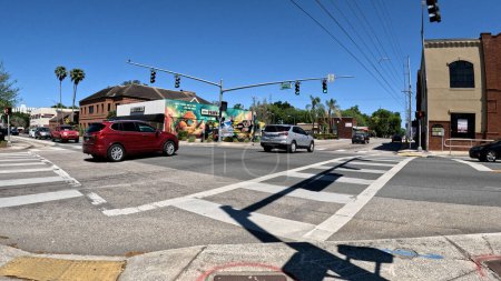 Foto de Lakeland, Fla USA - 03 16 24: Tráfico en una intersección de 4 vías cielo azul claro en Florida Ave - Imagen libre de derechos