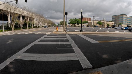 Téléchargez les photos : Lakeland, Fla États-Unis - 03 16 24 : Passage à niveau à une intersection à 4 sens centre-ville - en image libre de droit
