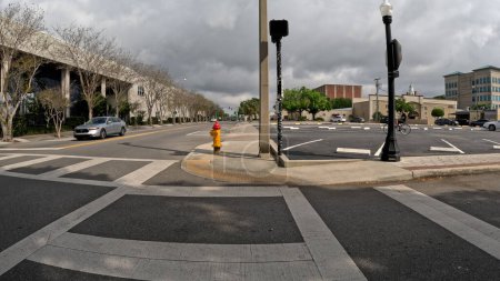 Téléchargez les photos : Lakeland, Floride États-Unis - 03 16 24 : Passage à niveau à une intersection à 4 sens centre-ville de Lakeland Floride - en image libre de droit