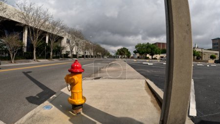 Téléchargez les photos : Lakeland, Fla USA - 03 16 24 : Bouche d'incendie rouge et jaune et rues claires - en image libre de droit