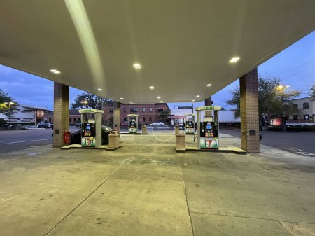 Téléchargez les photos : Lakeland, Fla USA - 03 16 24 : Pompes à essence à 7-11 heures du soir - en image libre de droit