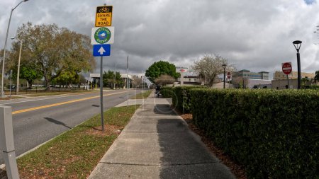 Téléchargez les photos : Lakeland, Fla États-Unis - 03 16 24 : Panneaux routiers pour pistes cyclables et rues vides centre-ville de Lakeland Floride - en image libre de droit