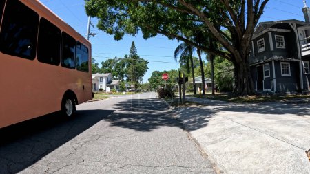 Téléchargez les photos : Lakeland, Fla USA - 04 17 24 : Quartier Floride maisons historiques vintage et de beaux paysages ciel bleu clair - en image libre de droit