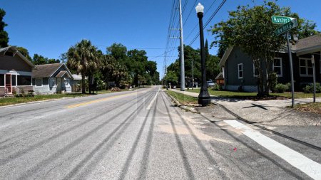 Téléchargez les photos : Lakeland, Fla USA - 04 17 24 : Quartier Floride maisons historiques vintage et de beaux paysages ciel bleu clair - en image libre de droit