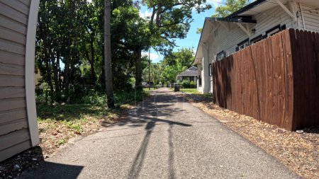 Téléchargez les photos : Lakeland, Fla États-Unis - 04 29 24 : POV équitation ruelle étroite belles maisons vintage en Floride - en image libre de droit