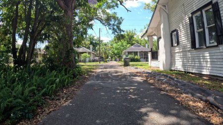 Téléchargez les photos : Lakeland, Fla États-Unis - 04 29 24 : POV équitation ruelle étroite belles maisons vintage en Floride - en image libre de droit