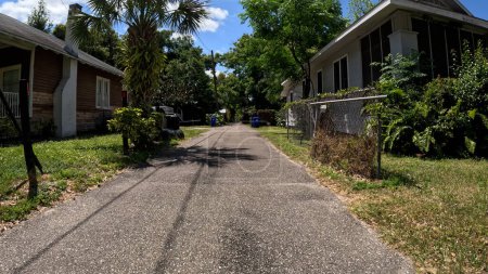 Téléchargez les photos : Lakeland, Fla États-Unis - 04 29 24 : étroite route pavée belles maisons vintage en Floride clôture de la chaîne - en image libre de droit