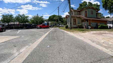 Téléchargez les photos : Lakeland, Fla USA - 04 29 24 : calme route pavée belles maisons vintage en Floride ciel bleu nuageux - en image libre de droit