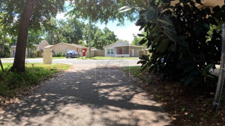 Téléchargez les photos : Lakeland, Fla USA - 04 29 24 : route pavée étroite belles maisons anciennes en Floride maisons lointaines - en image libre de droit