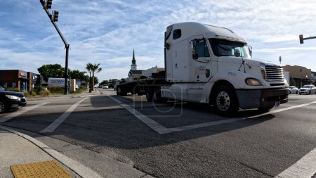 Foto de Lakeland, Fla USA - 04 20 24: Centro de Lakeland Florida pasando camión semirremolque en una intersección de 4 vías - Imagen libre de derechos