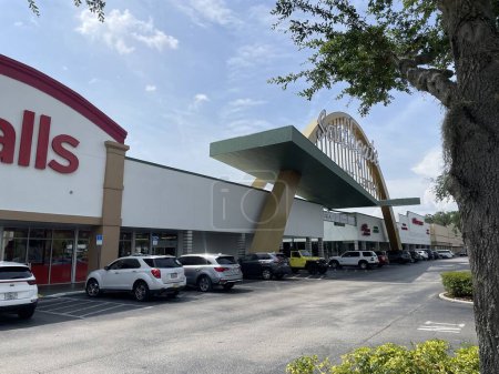 Photo for Lakeland Fla, USA - 05 18 24: Retail strip mall Florida ave cars parked at Bealls - Royalty Free Image