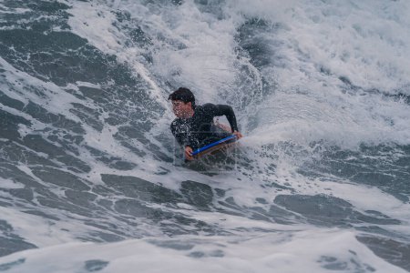Foto de Bodyboarder joven surfea una ola en Gran Canaria. Islas Canarias - Imagen libre de derechos