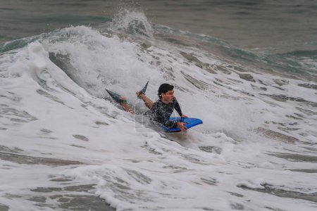 Foto de Bodyboarder joven surfea una ola en Gran Canaria. Islas Canarias - Imagen libre de derechos