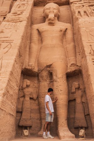 joven viajero masculino visita Abu Simbel. Egipto
