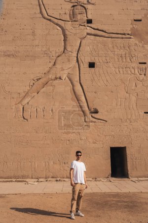 joven viajero masculino visita Edfu Temple. Egipto