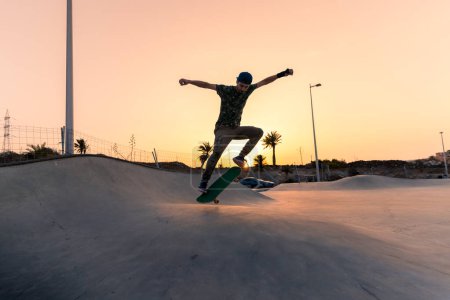 Foto de Joven patina en un parque de skate al atardecer y Gran Canaria. Islas Canarias - Imagen libre de derechos