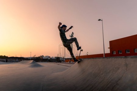 Foto de Joven patina en un parque de skate al atardecer y Gran Canaria. Islas Canarias - Imagen libre de derechos