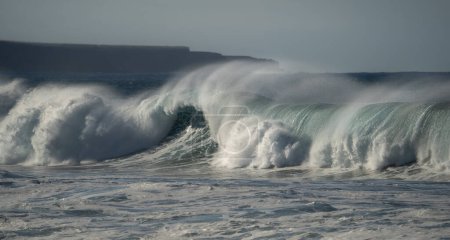 Foto de De cerca. Grandes olas en Quintanilla. Costa de Arucas. Gran Canaria. Islas Canarias. España - Imagen libre de derechos