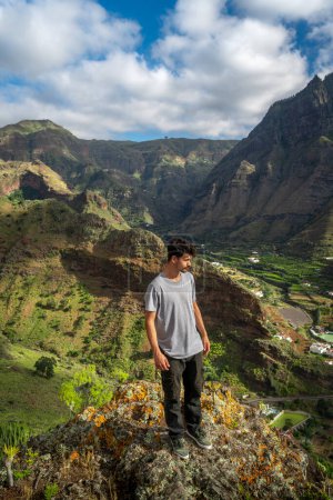 Junger Mann betrachtet die Landschaft. Agaete Valley. Gran Canaria. Kanarische Inseln