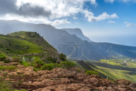 Téléchargez les photos : Paysage des hautes terres de Galdar avec des montagnes Tamadaba en arrière-plan. Galdar. Gran Canaria. Îles Canaries - en image libre de droit