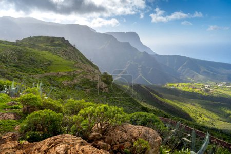 Téléchargez les photos : Paysage des hautes terres de Galdar avec des montagnes Tamadaba en arrière-plan. Galdar. Gran Canaria. Îles Canaries - en image libre de droit