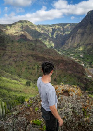 El joven contempla el paisaje. Valle de Agaete. Gran Canaria. Islas Canarias