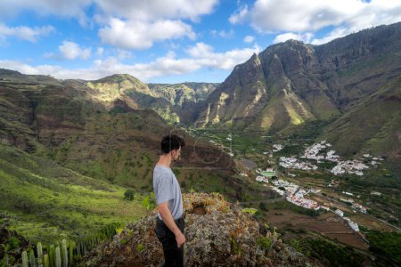Le jeune homme contemple le paysage. La vallée d'Agaete. Gran Canaria. Pays-Bas
