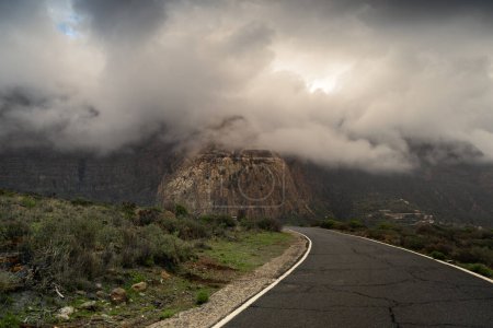 Composición vertical. Montañas Tirajana cubiertas por nubes de tormenta baja en el fondo. Gran Canaria. Islas Canarias
