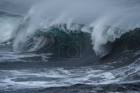 Téléchargez les photos : Grande vague dans Gran Canaria. Îles Canaries. Espagne - en image libre de droit