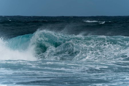Téléchargez les photos : Grande vague dans Gran Canaria. Îles Canaries. Espagne - en image libre de droit