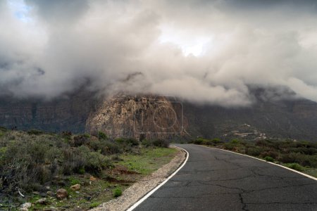 Montañas Tirajana cubiertas por nubes de tormenta baja en el fondo. Gran Canaria. Islas Canarias