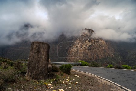 Téléchargez les photos : Montagnes Tirajana couvertes de nuages orageux bas en arrière-plan. Gran Canaria. Pays-Bas - en image libre de droit