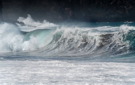Foto de Grandes olas en la playa San Felipe. Moya. Gran Canaria. Islas Canarias. España - Imagen libre de derechos