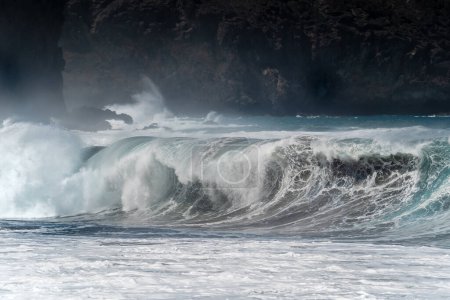  Große Wellen am Strand von San Felipe. Moya. Gran Canaria. Kanarische Inseln. Spanien