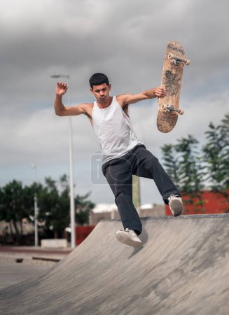 Foto de Joven patinador falla un intento de salto en la rampa de un parque de skate - Imagen libre de derechos