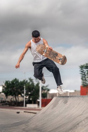Foto de Joven patinador falla un intento de salto en la rampa de un parque de skate - Imagen libre de derechos