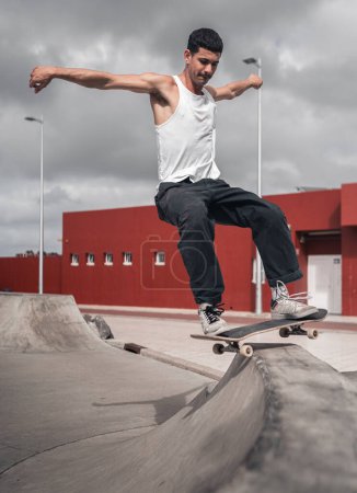 Foto de Joven patinando una rampa en un parque de skate - Imagen libre de derechos