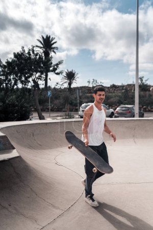 junger Mann mit weißen Schlittschuhen in einem Skatepark