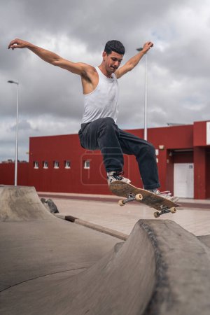 Foto de Joven patinando una rampa en un parque de skate - Imagen libre de derechos