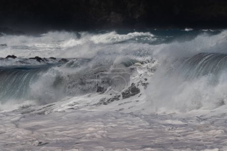 Große Wellen am Strand von San Felipe. Moya. Gran Canaria. Kanarische Inseln. Spanien