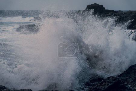 olas golpeando contra las rocas en El Puertillo al atardecer. Arucas. Gran Canaria. Islas Canarias