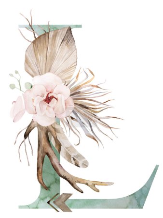 Téléchargez les photos : Watercolor green letter L with brown antlers, Beige tropical flowers and feathers, dried palm leaves and pampas grass, bohemian alphabet isolated illustration. Element for boho and ethnic wedding stationery - en image libre de droit