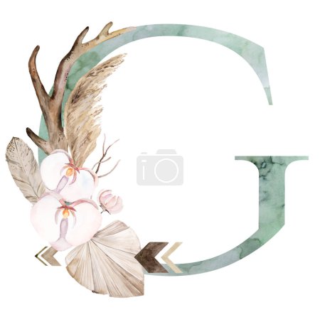 Téléchargez les photos : Watercolor green letter G with brown antlers, Beige tropical flowers and feathers, dried palm leaves and pampas grass, bohemian alphabet isolated illustration. Element for boho and ethnic wedding stationery - en image libre de droit